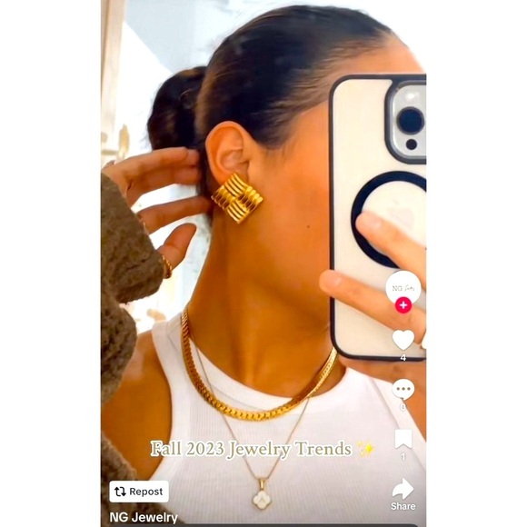 Large Gold Clip-on Earrings Bold Chunky Trending Fashion 80s - Picture 9 of 12